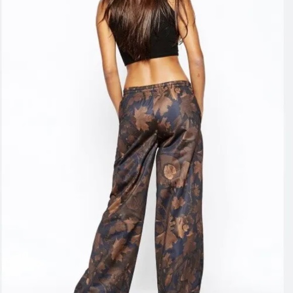 Adidas BNWT wide leg slouchy all over leaf camo pantaloon pants size 12 RARE - Picture 2 of 10